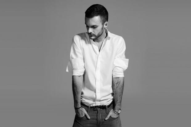 Post image for Les 10 conseils style de Kris Van Assche – Chemise blanche, High-tops et cohérence