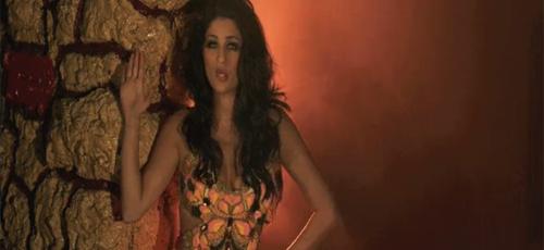 Larusso en danseuse de cabaret dans son nouveau clip Pas de Chichi