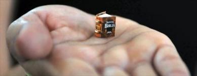 Les contraires s'attirent : le plus petit livre au monde à La Havane