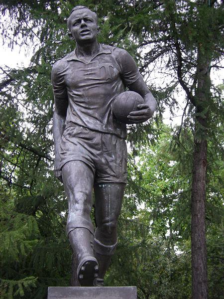 Statue d'Eduard Streltsov à l'entrée du stade qui porte son nom, celui du Torpedo de Moscou