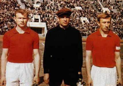 Eduard Streltsov à gauche en compagnie de Lev Yashin. Les deux meilleurs joueurs de l'histoire du football russo-soviétique.