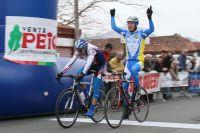 Julien Antomarchi surprend Dimitry Samokhvalov, bras levés, au terme de la Ronde du Pays Basque