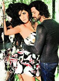 HARPER S BAZAAR : NUMERO ANNIVERSAIRE MARS 2010 KATRINA DANS LES BRAS DE HRITHIK