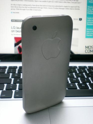 Un iPhone avec une coque en Titanium