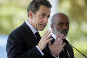Nicolas Sarkozy promet de l'aide à Haïti
Port-au-Pr... Nicolas Sarkozy promet de l'aide à Haïti
Port-au-Pr...