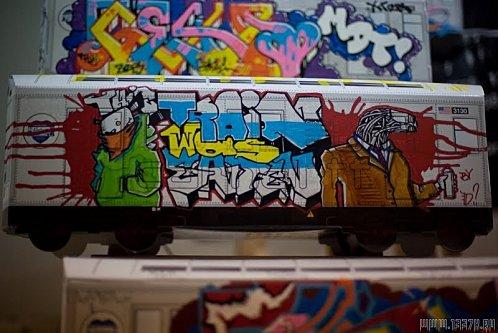 Papertoy train graffiti Carhartt