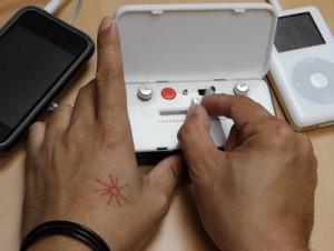 c45f_pocket_size_mp3_player_mixing_deck_inuse La mixette de poche de ThinkGeek