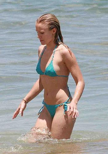 kristen-bell-in-bikini-03