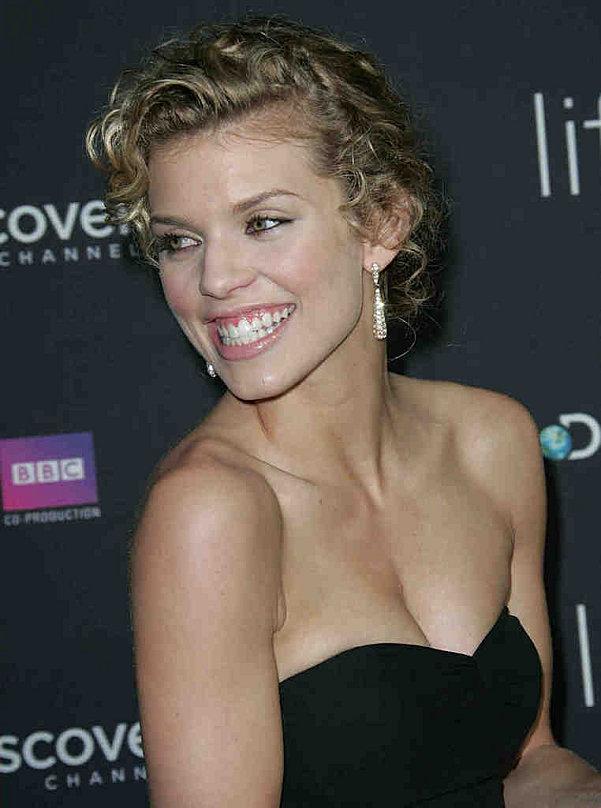 annalynne-mccord-at-sreeninh-of-discovery-channels-life-01