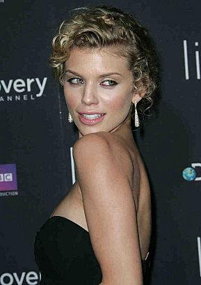 annalynne-mccord-at-sreeninh-of-discovery-channels-life-09