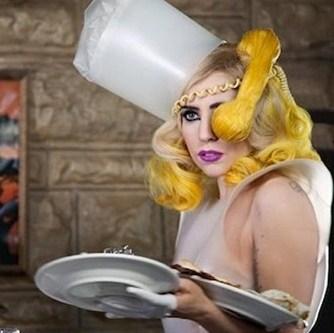 lady-gaga-telephone-sur-tete-L-1.jpeg