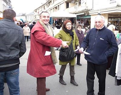 La foule des candidats sur le marché de Louviers