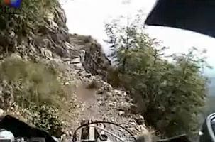 Moto à flan de montagne