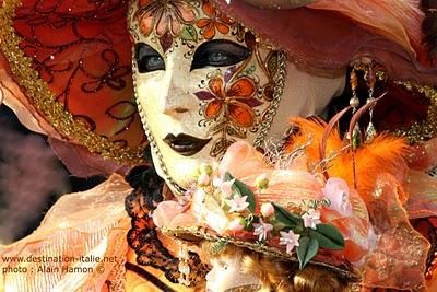 Les masques du Carnaval de Venise 2 : Un Festival d'Orange