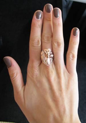 Petites victoires, grande fierté: mon vernis 505 Chanel, ma marinière HM Sonia Rykiel… vernis-505-chanel-bague-faon