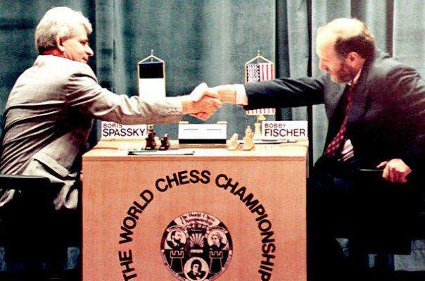 Boris Spassky (devenu citoyen français) et Bobby Fischer se serrent la main lors du match revanche en 1992. Ce match na jamais été reconnu comme officiel (en raison de lembargo décrété contre la Yougoslavie où se déroule le match). Les deux hommes sont amis depuis leur première rencontre en 1960 et correspondaient relativement souvent, selon Spassky. Fischer gagne le match 10 victoires à 5 et 15 nulles, empochant 3,5 millions de $. Mais il ne peut plus rentrer aux États-Unis. Ce match est aussi la première compétition où la pendule dite Fischer est testée. A chaque coup, on ajoute du temps de réflexion au joueur. Ce système est aujourdhui utilisé dans beaucoup des grands tournois, réduisant la durée des parties.