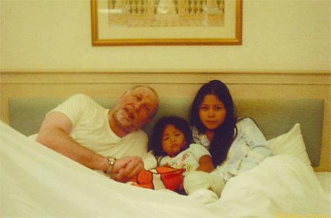 Une image que personne naurait pensé possible : Bobby Fischer papa, avec sa fille et la mère de celle-ci qui est alors âgée de 25 ans. Cétait en mars 2004 quelques mois avant son départ pour le Japon.