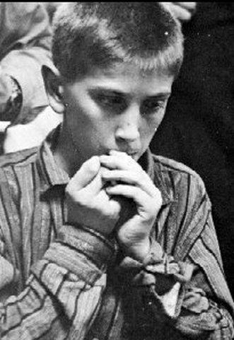 Bobby Fischer en 1956. Il a alors 13 ans. Sa brillante victoire contre le grand-maître Donald Byrne lui vaut une renommée internationale. Il devient en 1958 le plus jeune grand-maître international de lHistoire des Echecs.