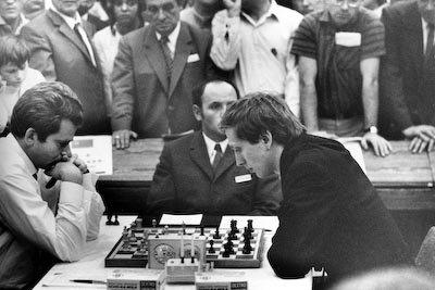Le champion du monde Boris Spassky contre Bobby Fischer, lors de lOlympiade de Siegen (RFA) en 1970. Spassky remporte la partie. Cest la dernière confrontation entre les deux champions avant leur championnat du monde. En cinq parties, Spassky sétait toujours imposé avec les Blancs (3 fois) et avait annulé ses deux parties avec les Noirs, restant invaincu.