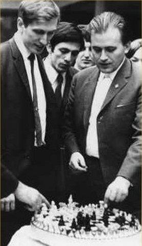 Bobby Fischer et Bent Larsen coupant le gâteau en forme déchiquier. La photo est prise avant le match de 1971. Fischer lemporte 6-0 et mange tout cru le pauvre génial Danois qui ne sen remettra pas tout à fait.