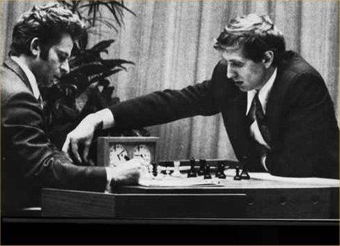 Boris Spassky contre Bobby Fischer lors de la première partie du championnat du monde à Reykjavik. Le Soviétique remporte la partie mais sécroulera sous le poids des circonstances, absurdes, et de la pression imposée par Fischer et par ses dirigeants, lui qui ne se disait pas communiste.