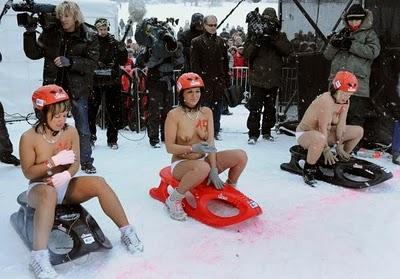 Une compétition de luge en topless Une compétition de luge en topless