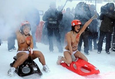 Une compétition de luge en topless Une compétition de luge en topless