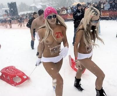 Une compétition de luge en topless Une compétition de luge en topless