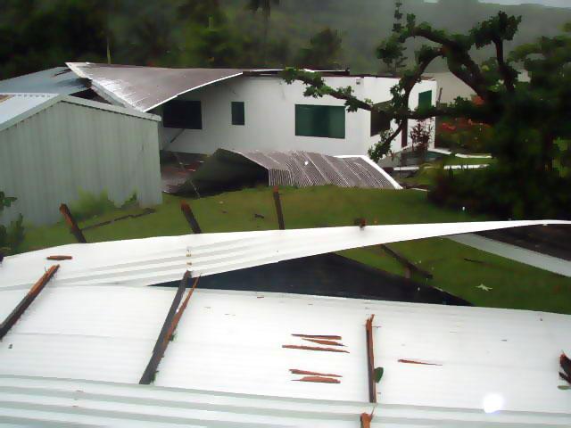 Bateaux de discorde en Polynésie française fare-foutu-apres-cyclone.1267528115.jpg