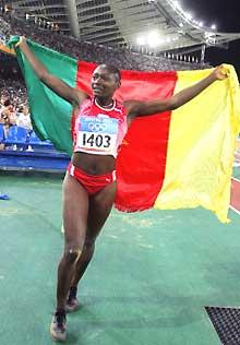 La reine du triple saut, Françoise Mbango Etone. La Camerounaise constitue une exception en Afrique dans la mesure où elle domine une discipline sans que son pays lui ait donné la possibilité d'exprimer son talent.