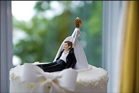 Mariage: Pièce montée… avec humour ou pas???? mariée-gateau-homme-tire