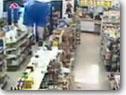 Un homme passe à travers le plafond d'une supérette