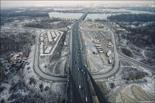 En haut du pont Moskovsky à Kiev