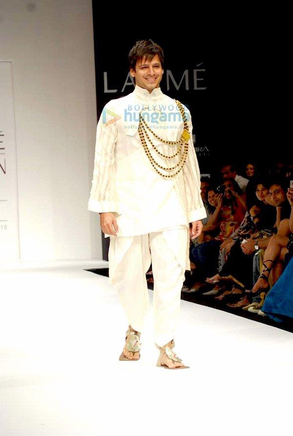 Vivek Oberoi défile pour Digvijay Singh au Lakhme Fashion Week 2010