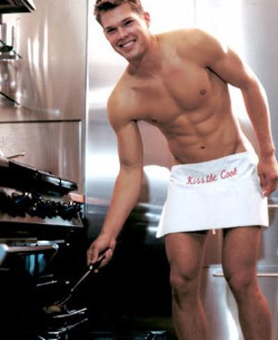 Mesdames, c'est votre journée !! man-kitchen-sexy.jpg