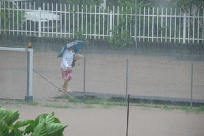 pluie-parapluie-a-tahiti.1268131286.jpg