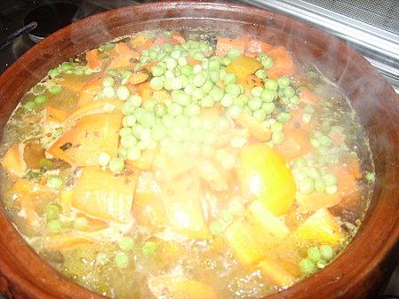 Tajine de veau aux carottes et petis pois frais SS852177.JPG