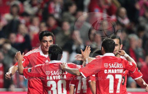 Les joueurs de Benfica fêtant la victoire. De gauche à droite : Cardozo, Saviola, Carlos Martins et Ruben Amorim