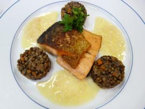 Pavés de truite saumonée à l’unilatérale, lentilles vertes au balsamique, beurre blanc