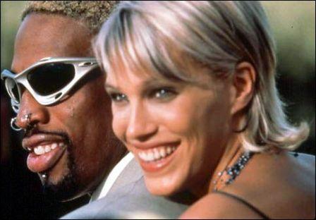 Dennis Rodman et Emma Sjoberg, oct. 2009 Dennis Rodman et Emma Sjoberg