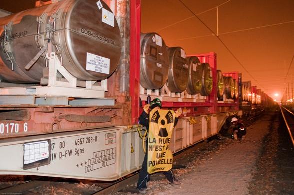 Déchets nucléaires : Greenpeace bloque un nouveau convoi à destination de la Russie