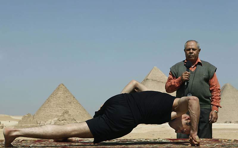 L'Égyptien Mohammed Ali Zinhom, 25 ans, tente un nouveau record mondial de pompes sur les deux doigts de sa main droite, face au site historique des Pyramides de Gizeh, en Égypte, lundi 8 Mars. Il a enregistré 46 pompes en 49 secondes. Incroyable !