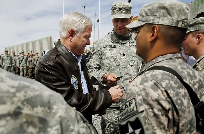 Le secrétaire américain à la Défense, Robert Gates, en visite à Kaboul, lundi 8 mars. Il a indiqué que les forces internationales seraient encore confrontées à «d'âpres combats » face aux talibans. 