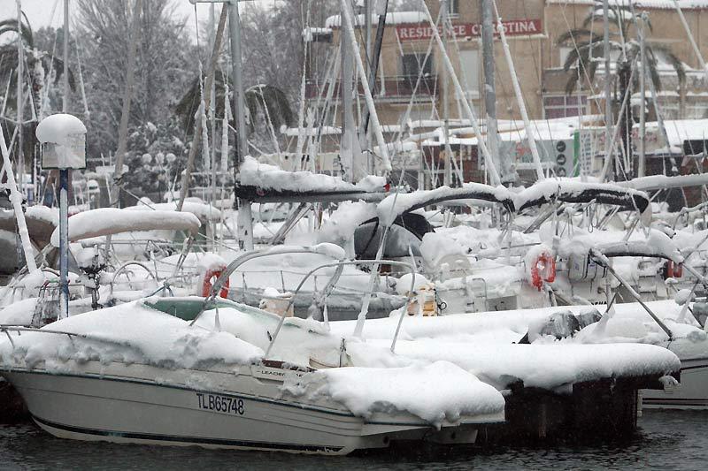 Image incongrue du port de Saint-Cyprien croulant sous la neige. Dans la nuit de lundi 8 à mardi 9 mars, plus de six mille voyageurs ont été bloqués dans les Pyrénées Orientales et l’Aude, départements paralysés par des chutes de neige exceptionnelle pour la région.