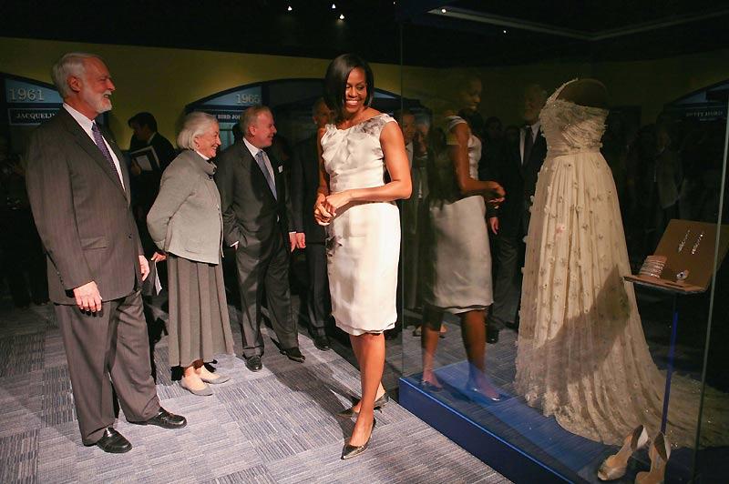 Mardi 9 mars, Michelle Obama a offert au musée de l’Histoire américaine la robe de bal qu'elle portait lors de la soirée d'investiture présidentielle, le 20 janvier 2009. Elle a ainsi inauguré une nouvelle aile du musée, dédiée aux First Ladies du pays, un lieu où photos et tenues des grandes occasions (et particulièrement des débuts de chaque First Lady) seront exposées au public.