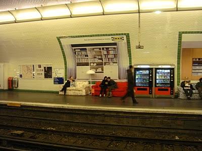 En ce moment dans le métro canapés Ikea dans le métro