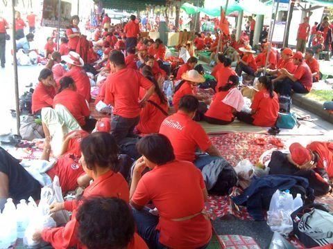 Les chemises rouges installent leur campement Les chemises rouges installent leur campement