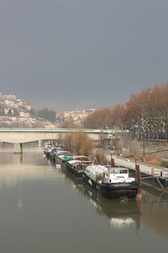 Lieu : Lyon Heure : petit matin Lieu : Lyon Heure : petit matin