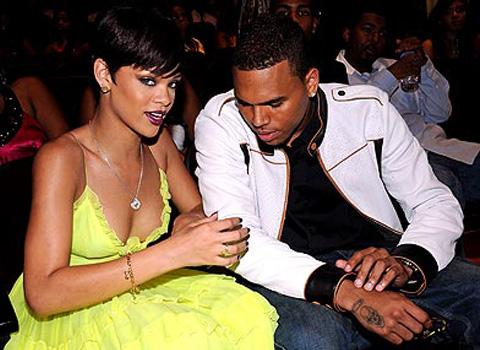 Rihanna ... elle parle toujours à Chris Brown !