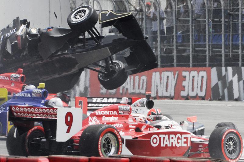 Spectaculaire : le conducteur Mario Moraes s'envole au-dessus de son concurrent Marco Andretti, sur le circuit de Sao Paulo lors d'une course d'Indy car. Hasard du calendrier, c’est aussi ce dimanche 14 mars qu’était lancée, quelques heures plus tôt, la Formule 1.